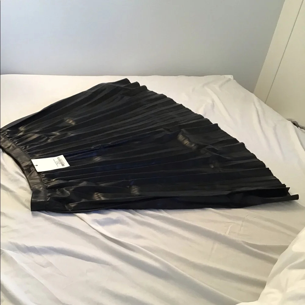 Pleated faux leather skirt - Picture 4 of 5
